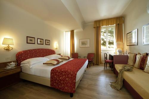 a hotel room with two beds and a couch at Park Palace Hotel in Florence
