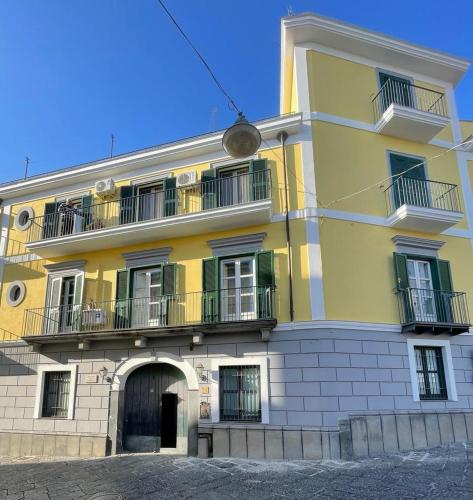 un edificio giallo con balconi in cima di La casa di Cinzia, Pompei/Vesuvio a Palma Campania