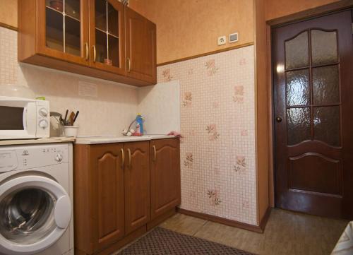 ヤロスラヴリにあるUyut Apartments Chekhovaのキッチン(洗濯機、電子レンジ付)