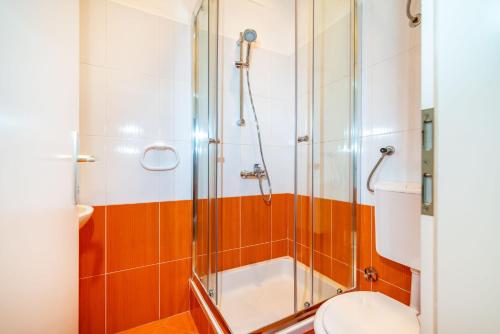 ein Bad mit einer Dusche und einem WC in der Unterkunft Studio Apartment Jader in Zadar