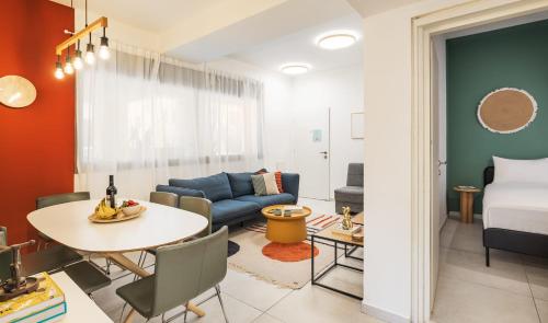 - un salon avec un canapé et une table dans l'établissement Beach & Market Designed Duplex, à Tel Aviv