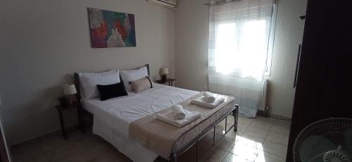 ein Schlafzimmer mit einem Bett mit Handtüchern darauf in der Unterkunft Casa Soare in Nea Kallikratia