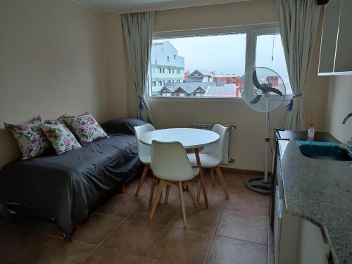 uma sala de estar com um sofá e uma mesa em Lofts Patagonia Mitre 3 em San Carlos de Bariloche