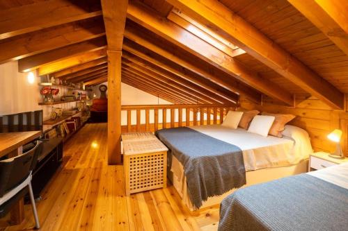1 dormitorio con 1 cama y cocina en una cabaña en Chalet El Ñeru, en Cuerres