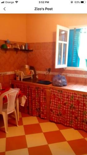 uma cozinha com um balcão, uma mesa e um lavatório em Bedouza Paradise 