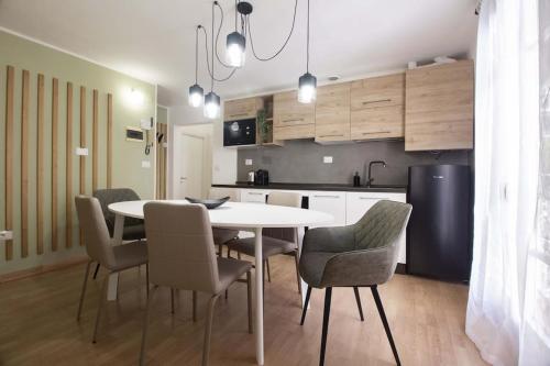 una cucina con un tavolo e sedie in una stanza di Elegant flat in the city centre with two suite a Perugia