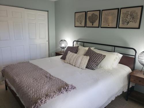 a bedroom with a white bed with pillows on it at Venice Gardens, 2-Br Pet Friendly Home - Indra in Venice