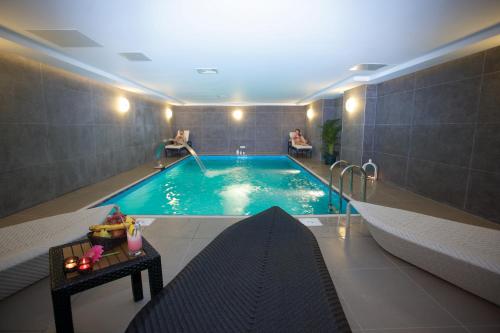 イスタンブールにあるザ タイム イスタンブール ホテルのバスタブ付きの客室内のスイミングプールを利用できます。