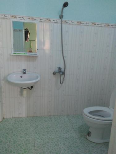 La salle de bains est pourvue de toilettes et d'un lavabo. dans l'établissement Nhà nghỉ Quốc Khánh, à Hue