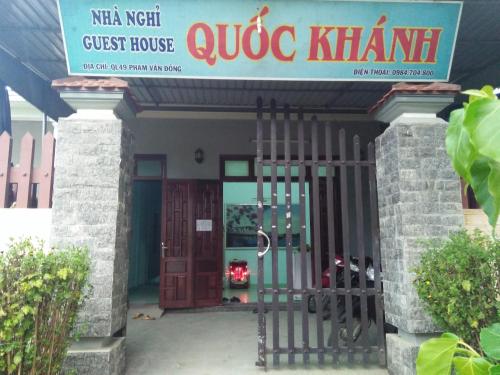 - une entrée pour une maison d'hôtes avec un portail dans l'établissement Nhà nghỉ Quốc Khánh, à Hue