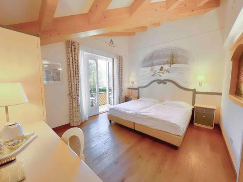 Postel nebo postele na pokoji v ubytování Alledolomiti Boutique Lake Hotel - Adults friendly