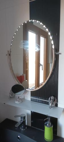 La salle de bains est pourvue d'un miroir et d'un lavabo. dans l'établissement Le panorama, 
