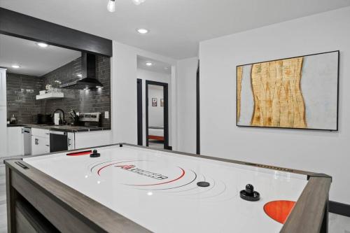 Virtuve vai virtuves zona naktsmītnē Star gazers modern home on 5 acres of land!