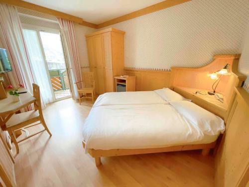 Postel nebo postele na pokoji v ubytování Alledolomiti Boutique Lake Hotel - Adults friendly