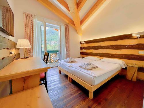 Postel nebo postele na pokoji v ubytování Alledolomiti Boutique Lake Hotel - Adults friendly