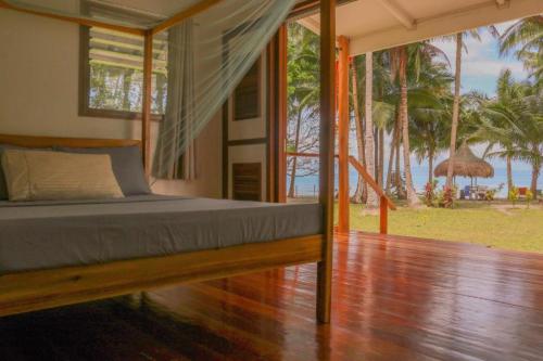 Säng eller sängar i ett rum på Mariejoy Haven Beach Resort