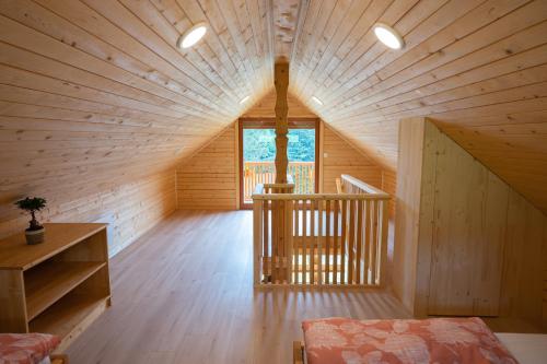 Großes Zimmer mit Holzdecke in einer Hütte in der Unterkunft Hiša Breza in Mozirje