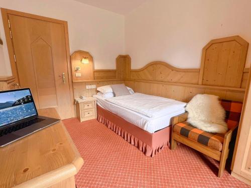 Postel nebo postele na pokoji v ubytování Alledolomiti Boutique Lake Hotel - Adults friendly
