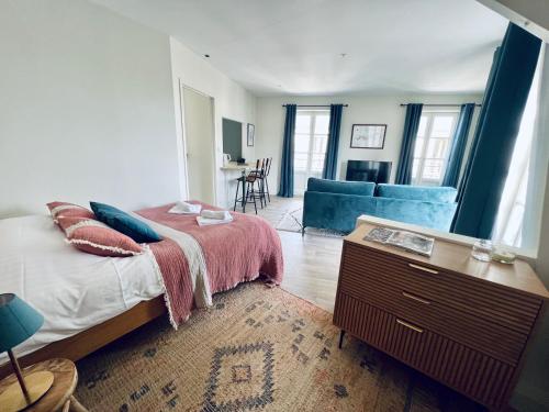 - une chambre avec un lit et un salon dans l'établissement Studio Remigny, hyper centre ville de Nevers, style "Appart-hôtel" by PRIMO C0NCIERGERIE, à Nevers