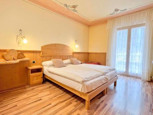 Postel nebo postele na pokoji v ubytování Alledolomiti Boutique Lake Hotel - Adults friendly