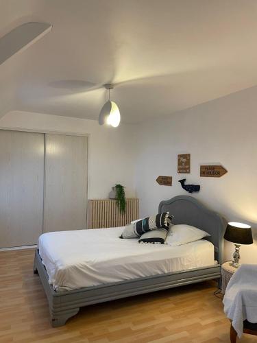 une chambre avec un grand lit dans une pièce dans l'établissement VILLA KER BLEUENN * 10 PERSONNES * PISCINE * SAUNA, à La Fresnais