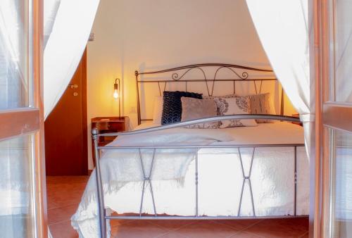 un letto con struttura metallica in una stanza di Il Monastero a Castelletto sopra Ticino