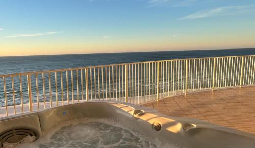 Newly Renovated - Luxury Beachfront Condo - 5 Star Host