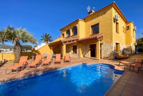 Ampuriahome Villa hosting 15, pool & mooring
