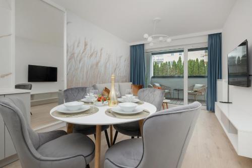 Μια τηλεόραση ή/και κέντρο ψυχαγωγίας στο Seaside Apartamenty Bałtycka 22 Kołobrzeg, parking w cenie