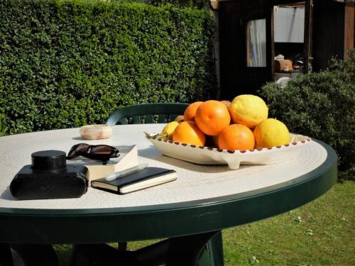 a bowl of oranges and lemons on a table at Appartamento con giardino a 5 minuti dal mare in Torre del Lago Puccini