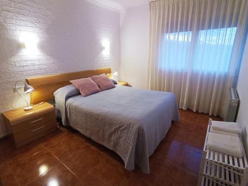 Posteľ alebo postele v izbe v ubytovaní Apartament Géminis wifi parking free