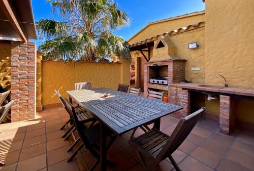 Ampuriahome Villa hosting 15, pool & mooring
