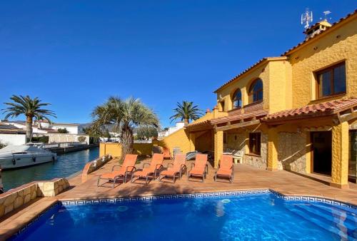 Ampuriahome Villa hosting 15, pool & mooring