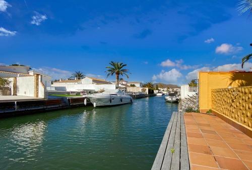 Ampuriahome Villa hosting 15, pool & mooring