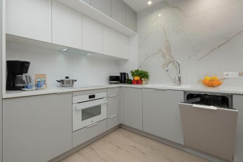 Η κουζίνα ή μικρή κουζίνα στο Seaside Apartamenty Bałtycka 22 Kołobrzeg, parking w cenie