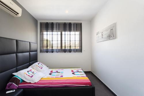 Postel nebo postele na pokoji v ubytování Family-friendly villa in Lloret de Mar with private pool