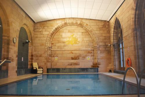 una piscina cubierta en un edificio en The Ross 2 bedroom apartment in historic Abbey, en Fort Augustus