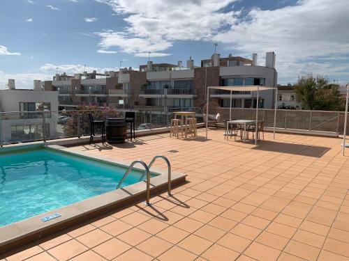 a swimming pool on the roof of a building at Apartamento Bonita - Fuseta in Fuzeta