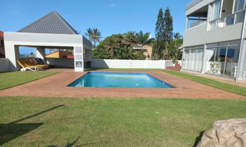 バリートにあるBeach Paradiseの家の裏庭にあるプール