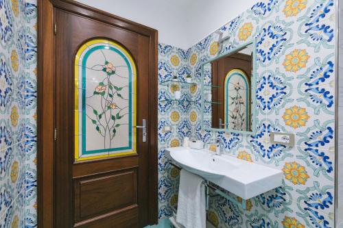 bagno con lavandino e specchio di Casa La Bifora a Sorrento