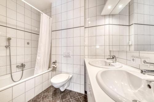 Residenz Colrosa - Ferienwohnung Beck في براند: حمام ابيض مع مرحاض ومغسلة