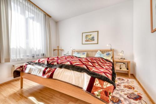 Schlafzimmer mit einem Bett und einem Fenster in der Unterkunft Residenz Colrosa - Ferienwohnung Beck in Brand