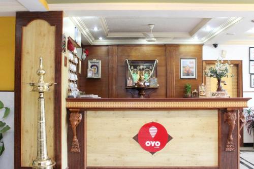 un mostrador en una tienda con un letrero en ella en OYO Hotel Ganga Sagar Near Sri Someshwara Swami Temple, en Bangalore