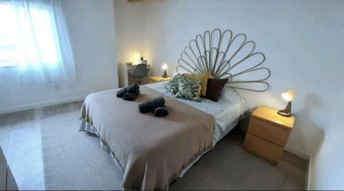 una camera con un letto con una grande testiera di Casita de la playa a Rincón de la Victoria
