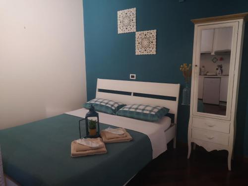 1 dormitorio con 1 cama con 2 toallas en Borgo Fiore House, en Parma