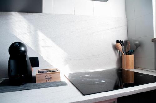 een aanrecht met een wastafel en een fornuis bij Casa Nicho Salo' in Salò