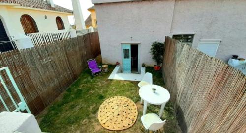 un cortile con recinzione, tavolo e sedie di Casita de la playa a Rincón de la Victoria