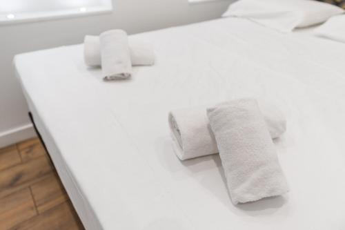 - un comptoir blanc avec 3 rouleaux de serviettes dans l'établissement Appartement Marble - Welkeys, à Nice