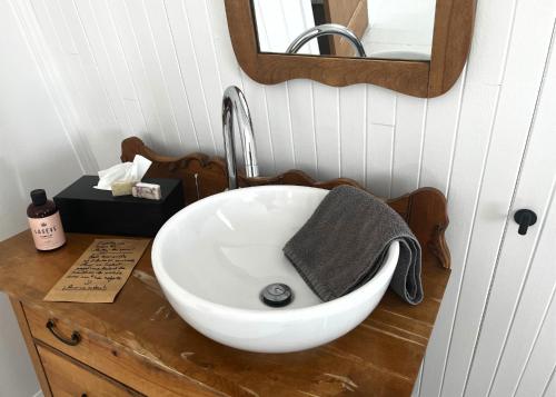 a bathroom with a white bowl sink on a counter at Auberge musicale Pour un Instant in La Malbaie