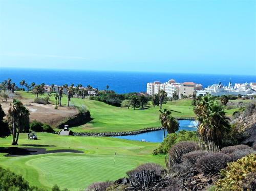 un campo de golf con el océano en el fondo en Joy Tenerife Charming House, en San Miguel de Abona